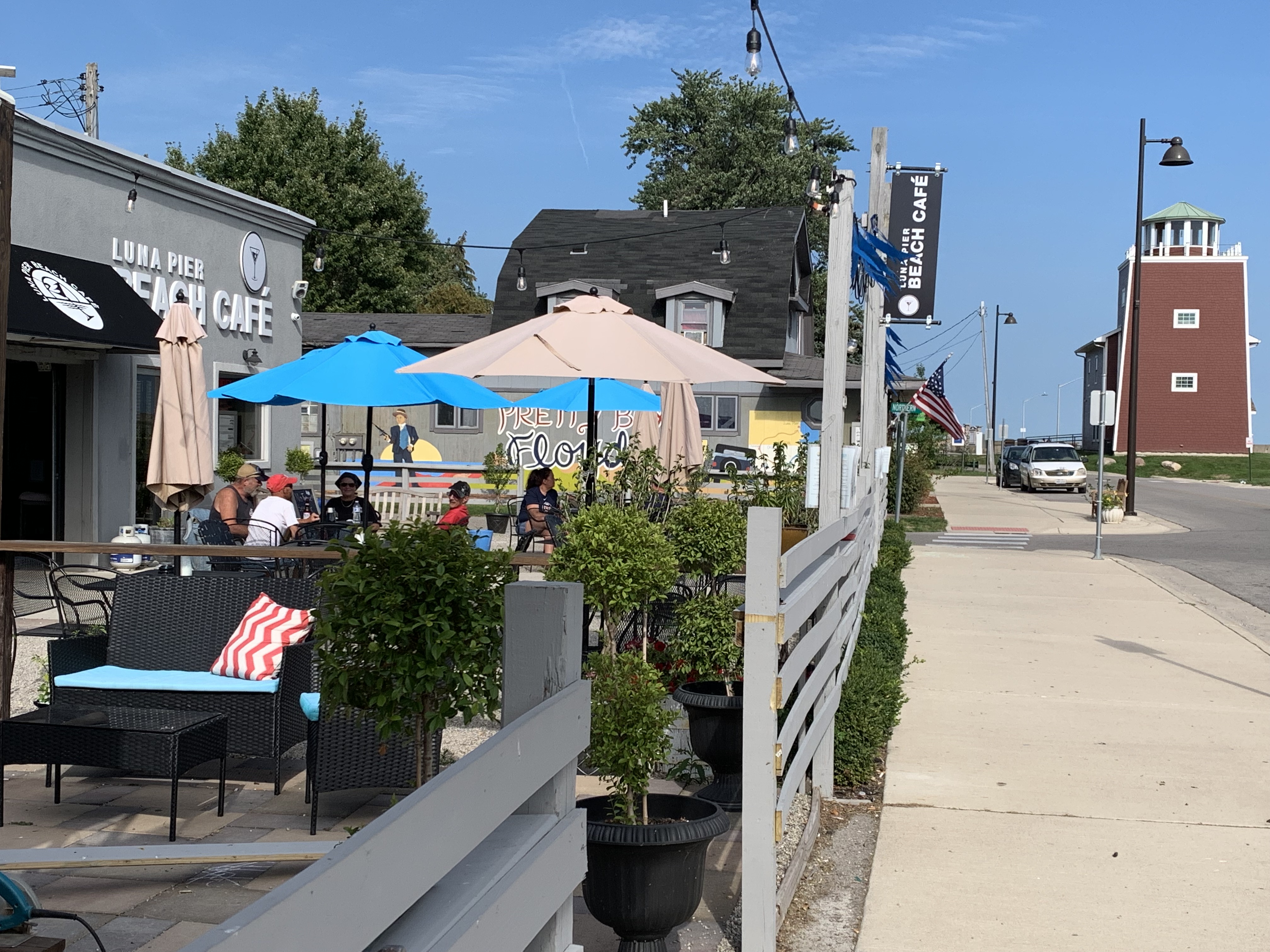 Luna Pier Beach Cafe